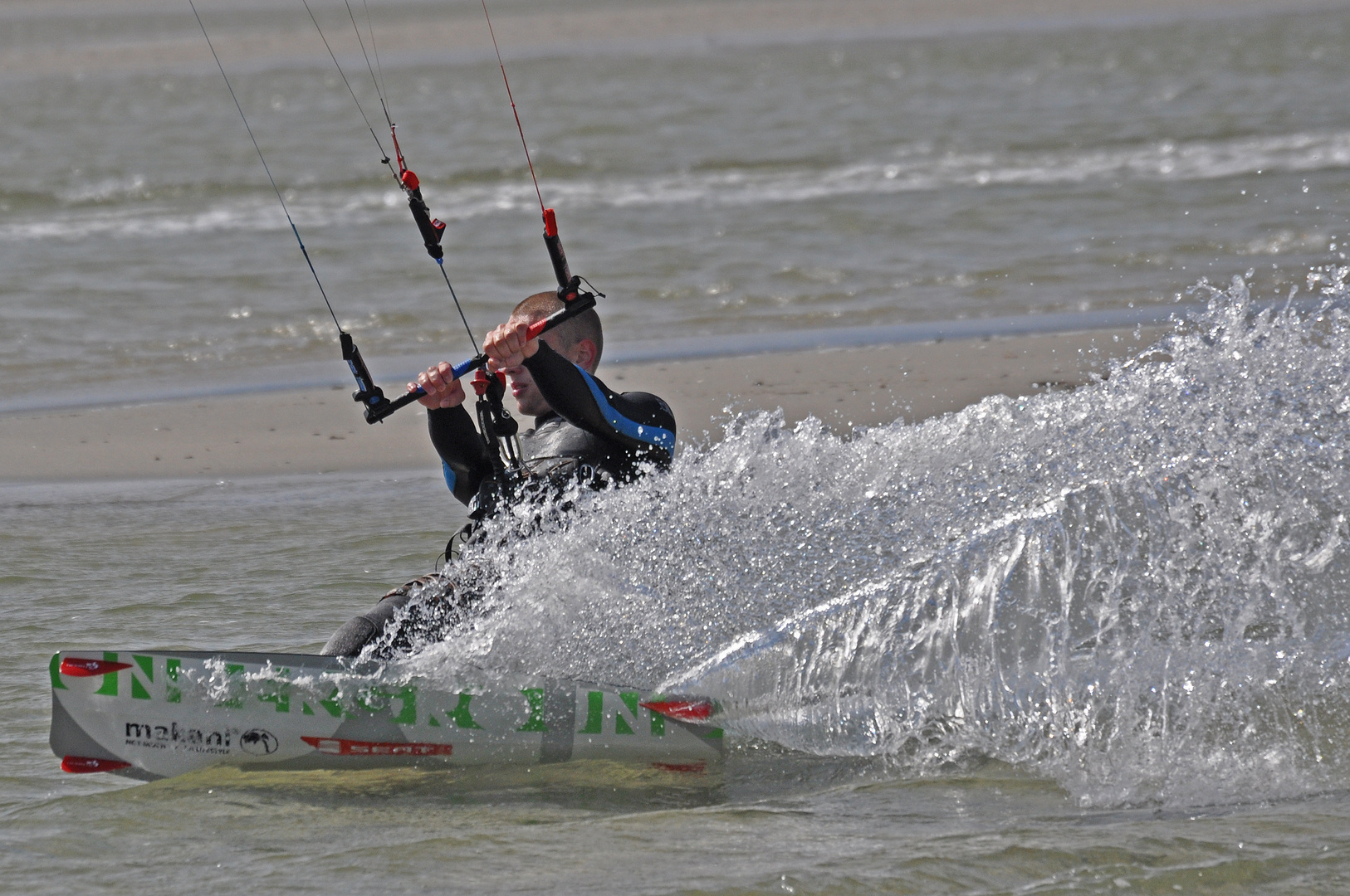 Kiter vor Stein