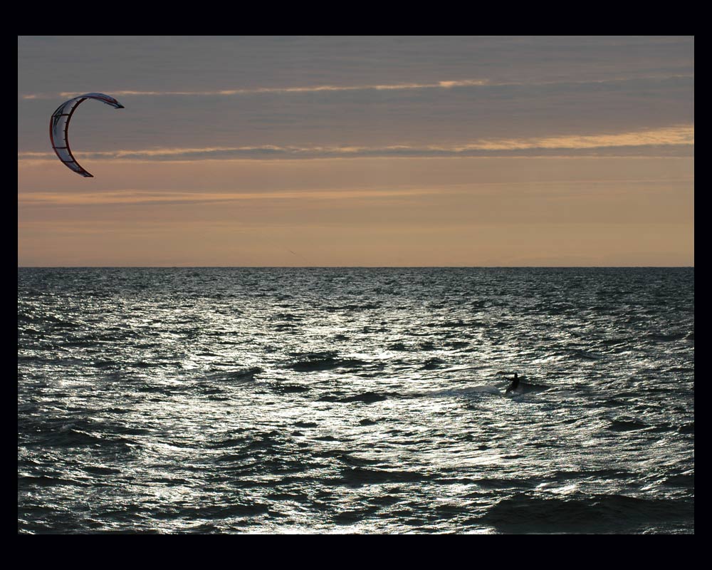 Kiter vor Westerland/Sylt - Abends im Gegenlicht von Torsten Mielke