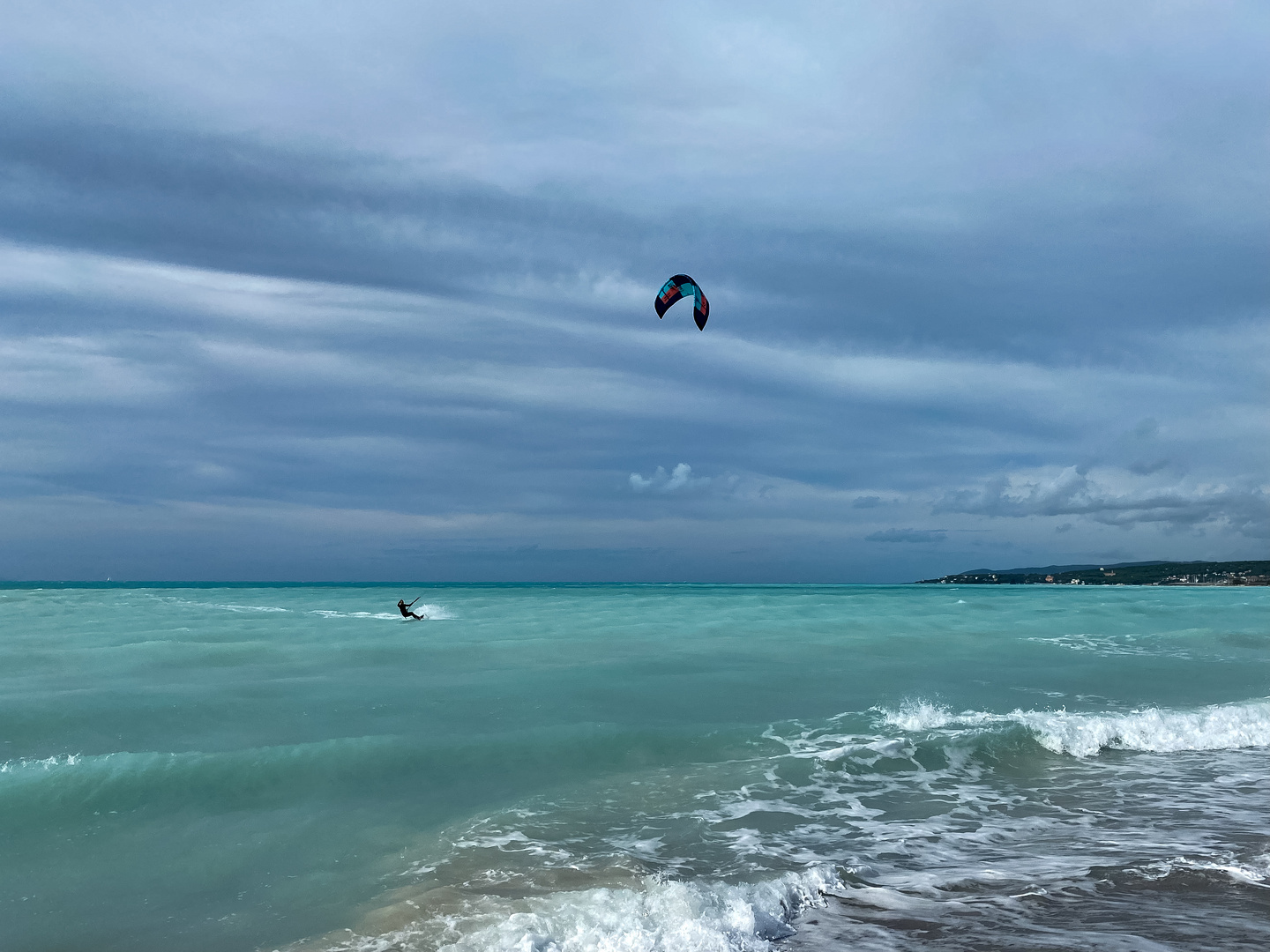 Kitesurfen am Strand von Vada in Italien