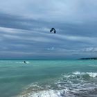 Kitesurfen am Strand von Vada in Italien