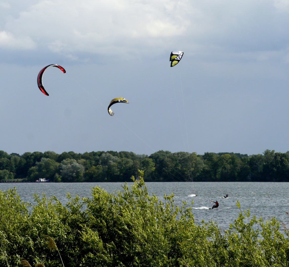 Kitesurfen auf einem See bei Potsdam