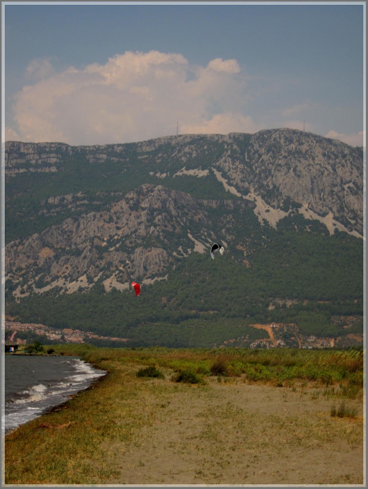 Kitesurfen in Fluss; Nähe Marmaris