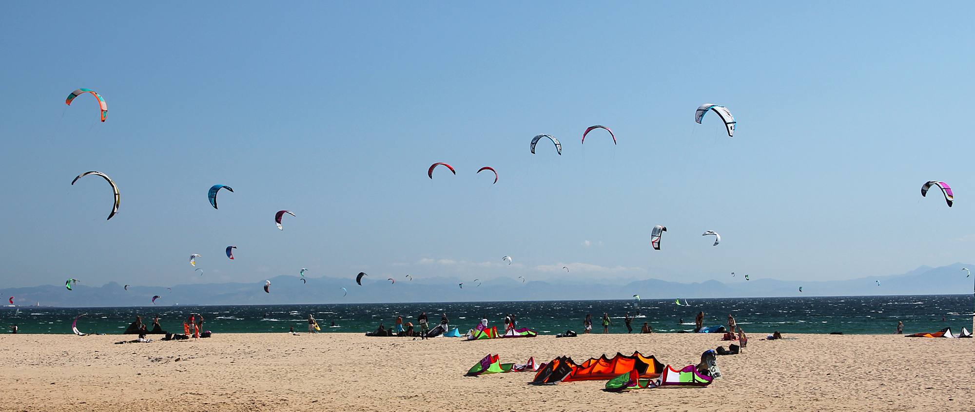 Kitesurfen mit Blick auf Afrika