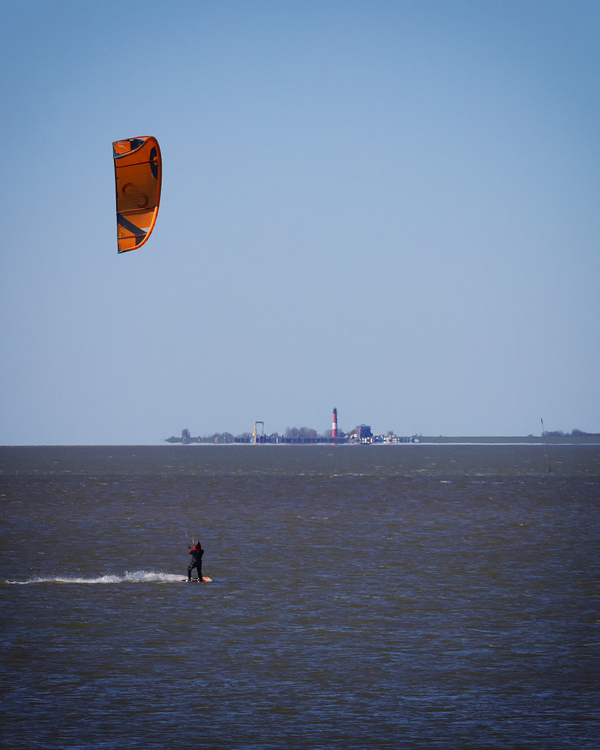 Kitesurfen mit Blick auf Pellworm