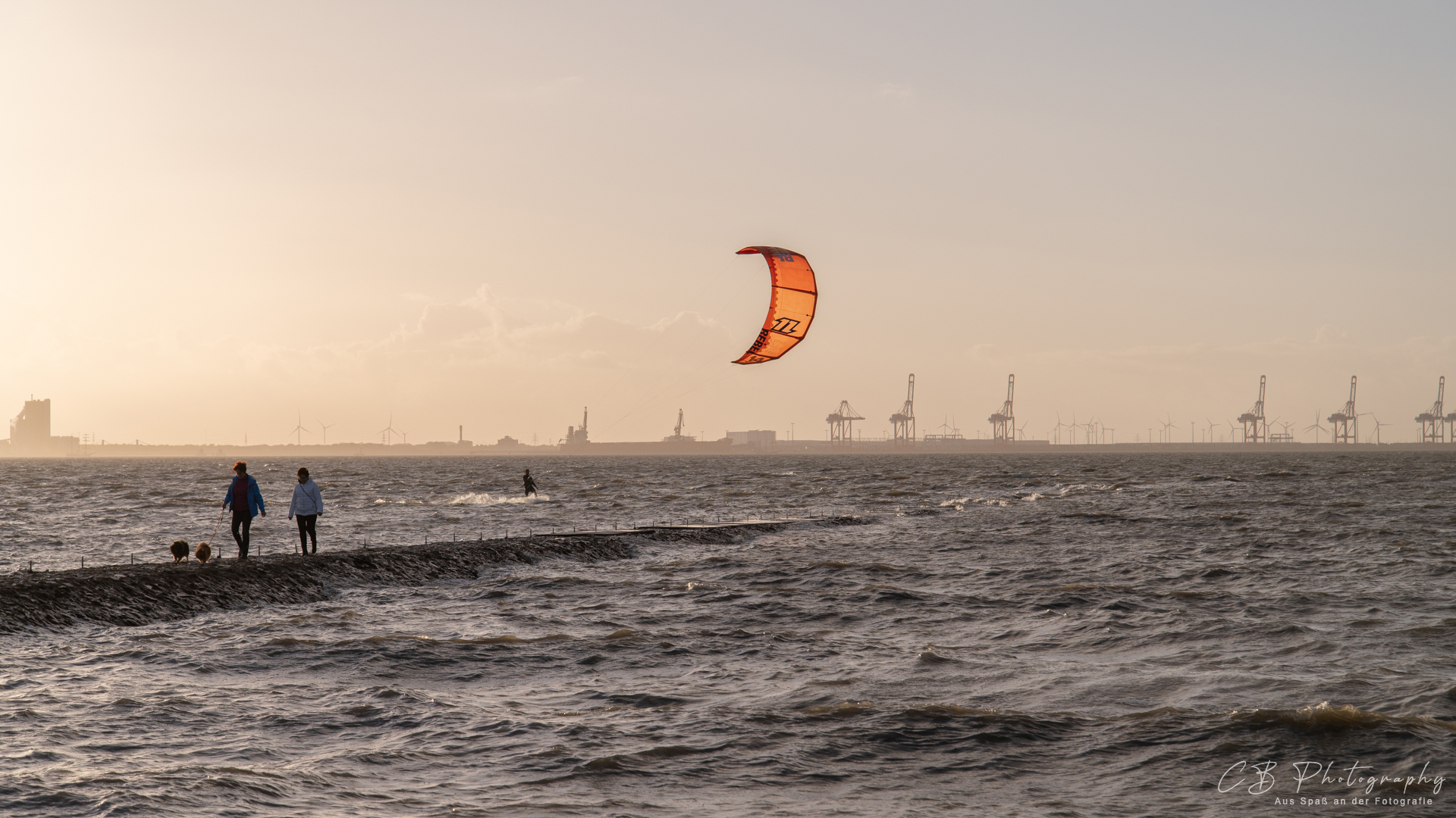 Kitesurfen vor der Skyline von Wilhelmshaven