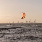 Kitesurfen vor der Skyline von Wilhelmshaven