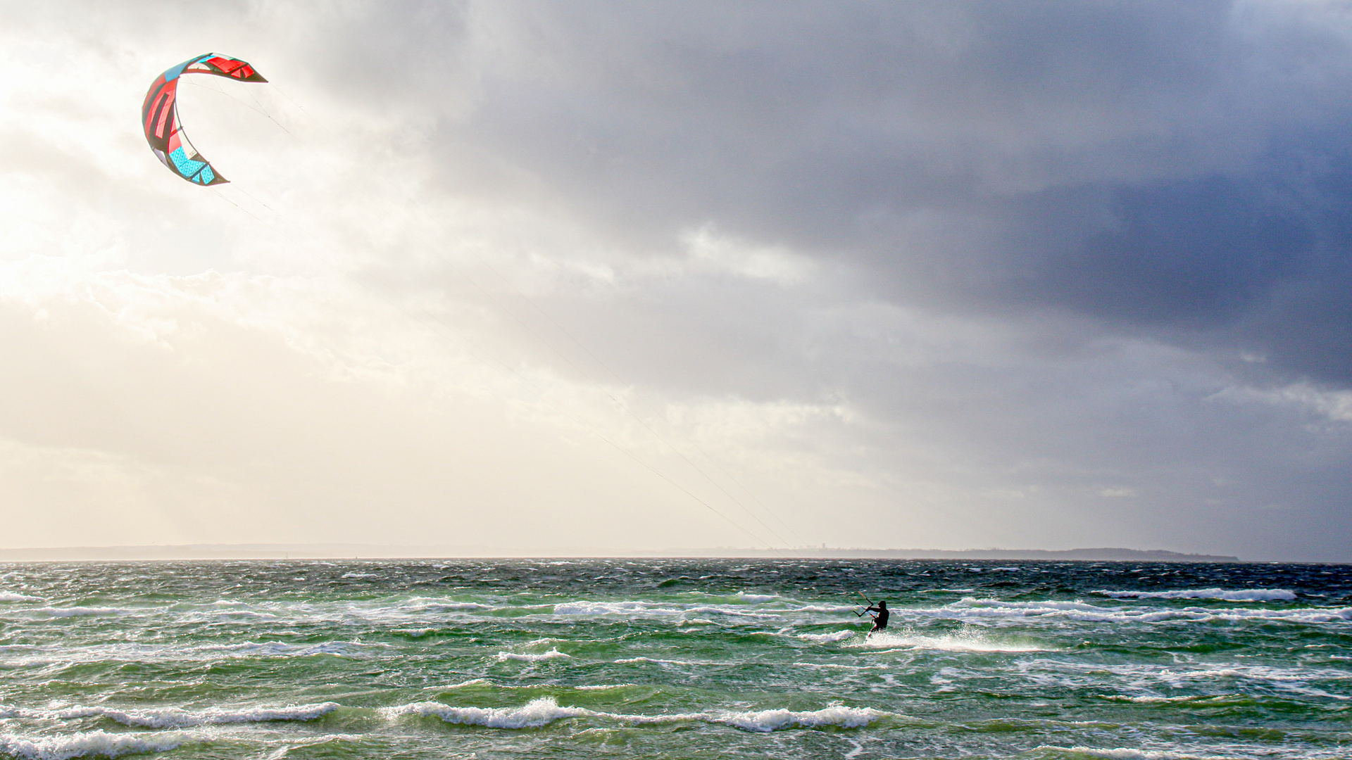 "Kitesurfer"