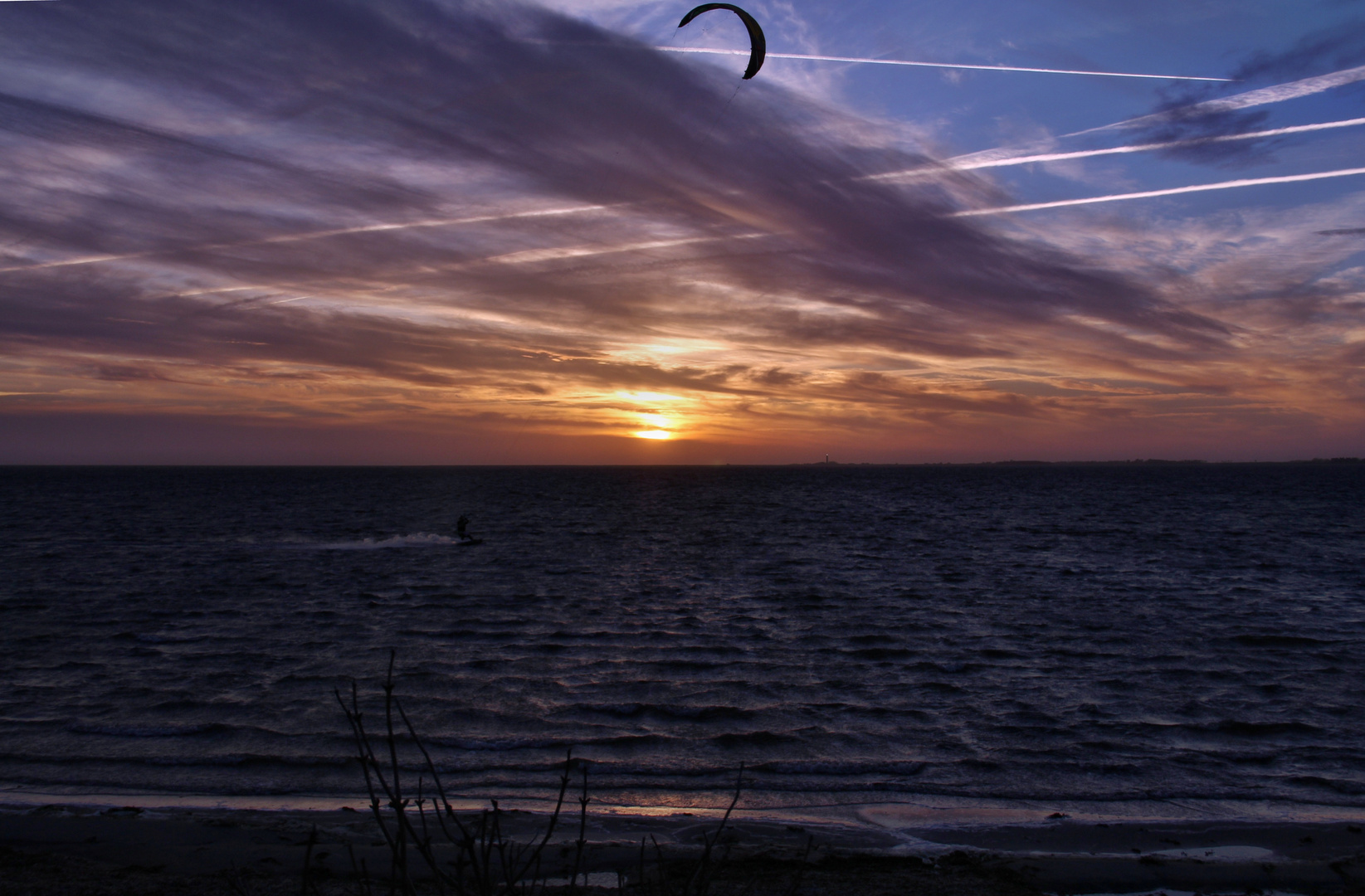 Kitesurfer am Abend vor Gold