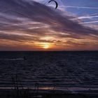 Kitesurfer am Abend vor Gold