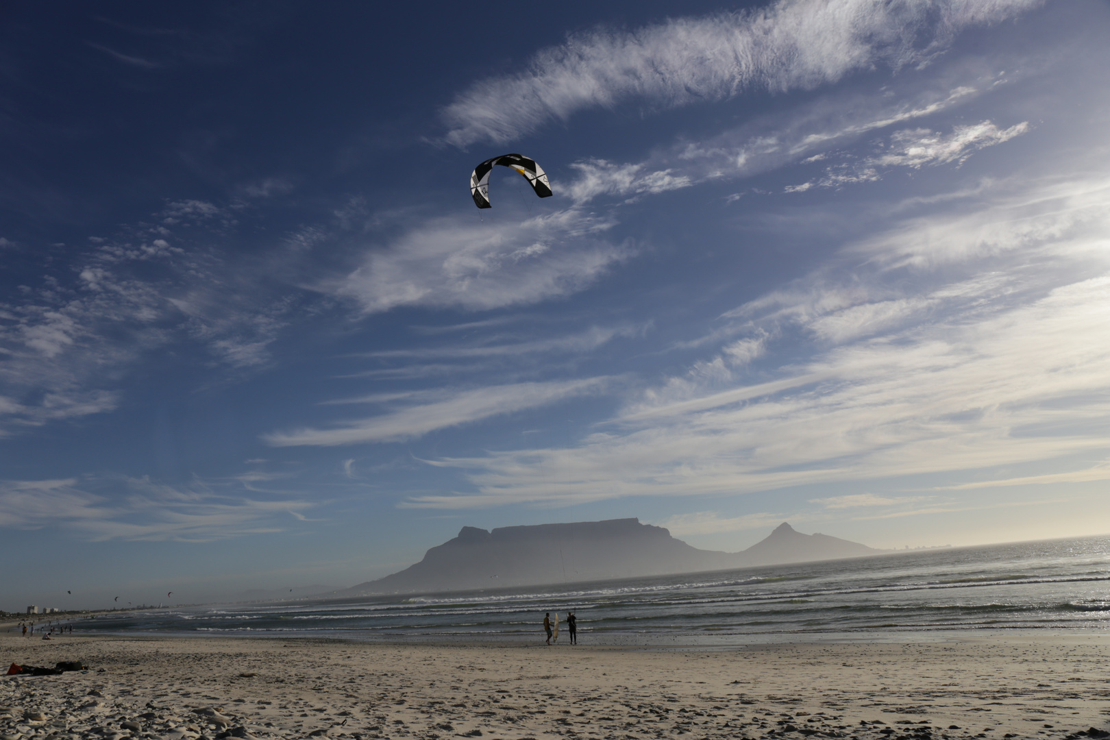 Kitesurfer am Bloubergstrand