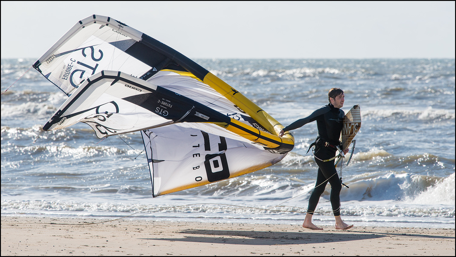 Kitesurfer am Strand