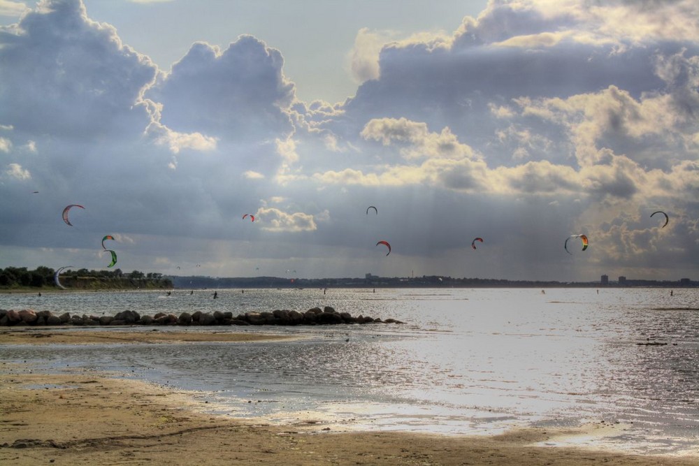 Kitesurfer am Strand in Stein an der Ostsee