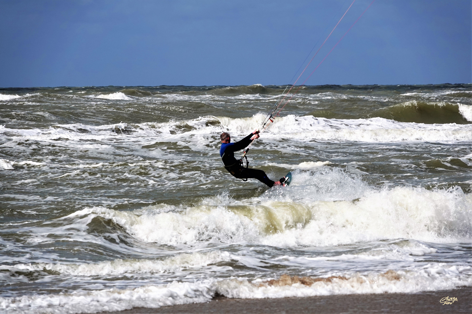 Kitesurfer am Strand von Noordwijk