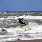 Kitesurfer am Strand von Noordwijk