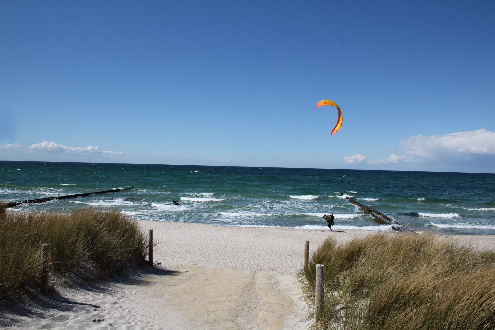 Kitesurfer am Strand von Zingst