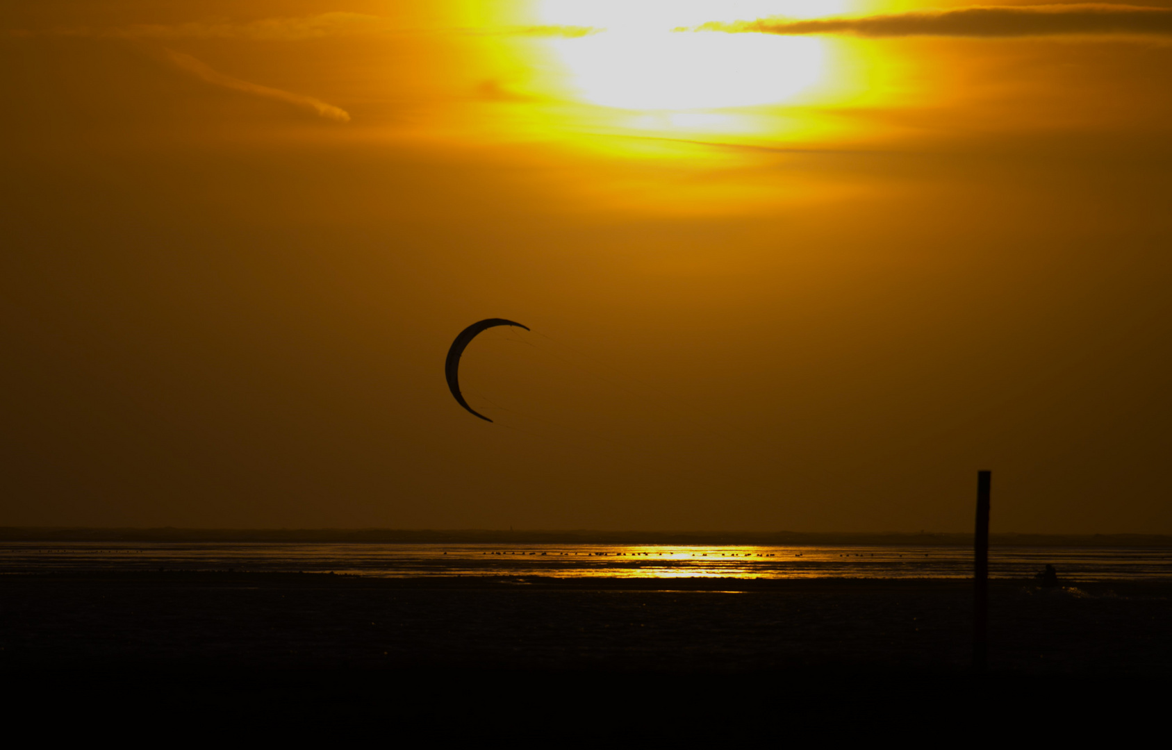 Kitesurfer bei Sonnenuntergang