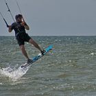 Kitesurfer hebt ab