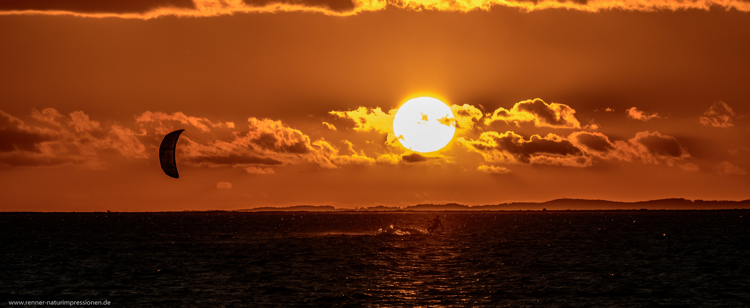 Kitesurfer im Abendlicht