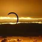 Kitesurfer im Abendlicht