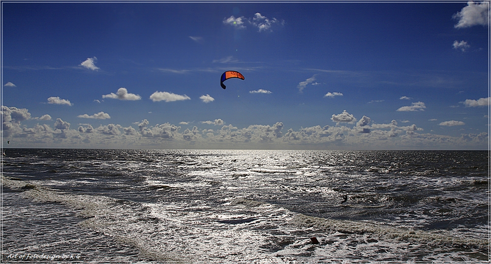 Kitesurfer im Gegenlicht