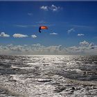 Kitesurfer im Gegenlicht