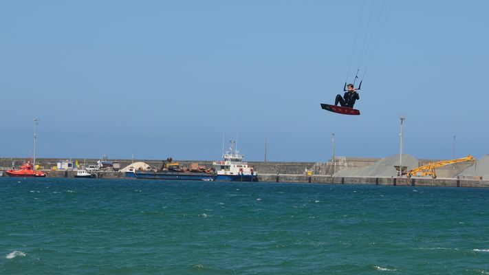 Kitesurfer im Hafen