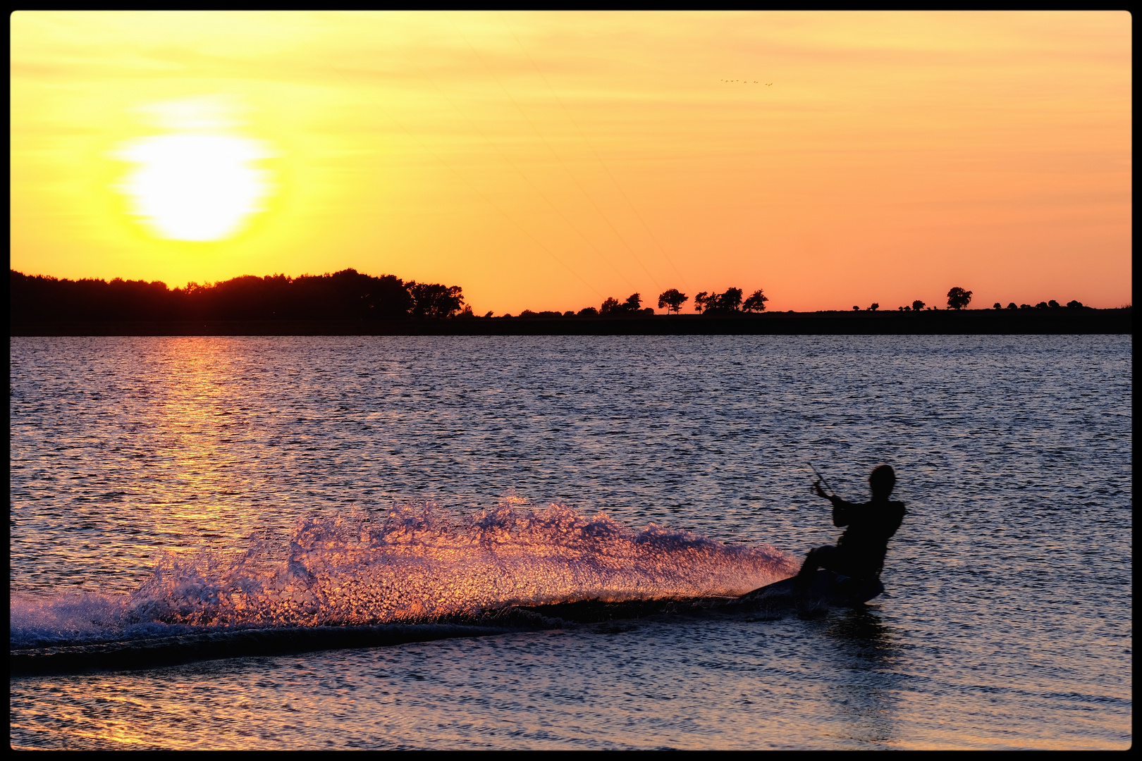 Kitesurfer im Sonnenlicht