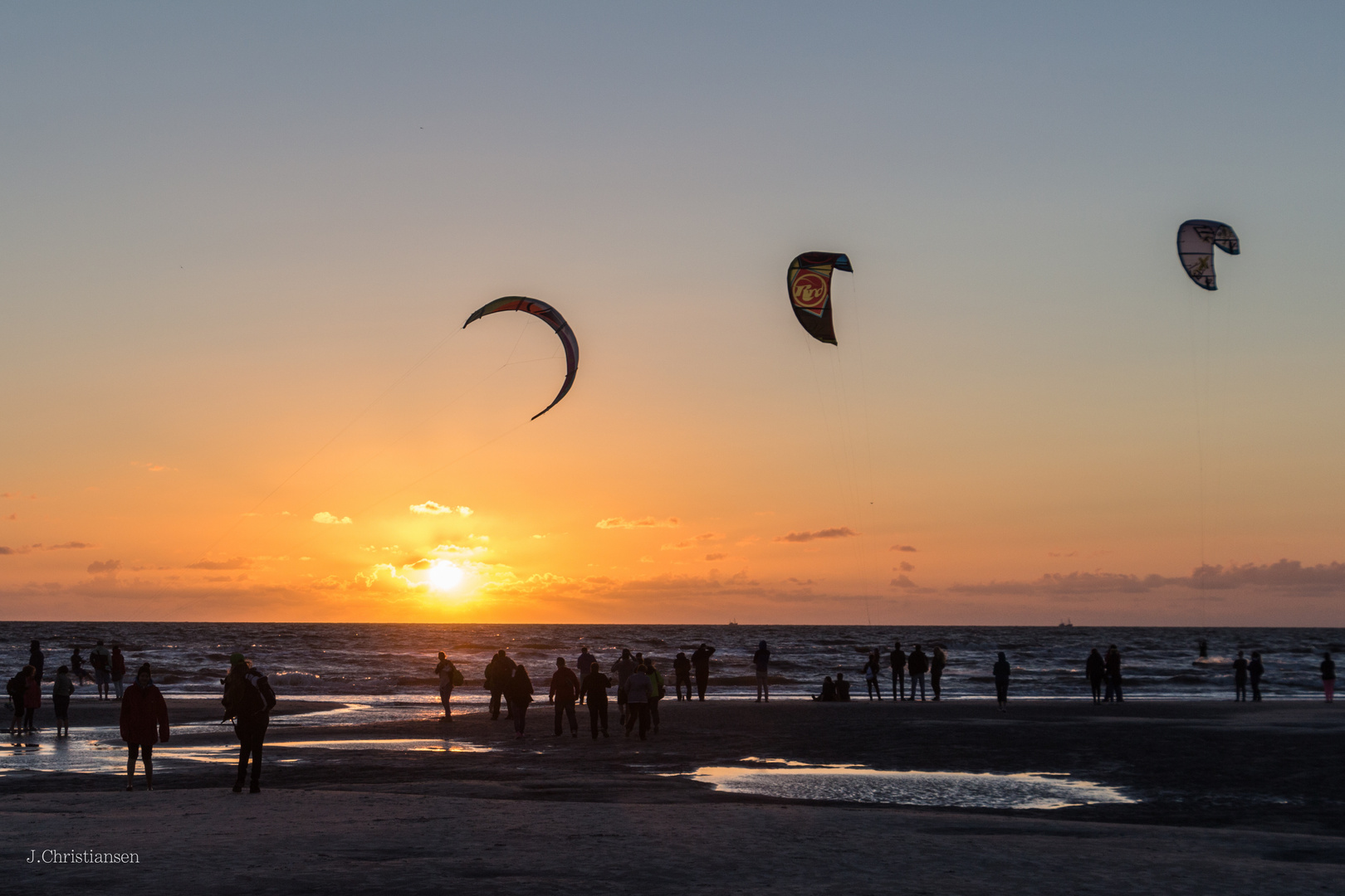 Kitesurfer im Sonnenuntergang