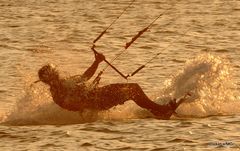 Kitesurfer im Sonnenuntergang