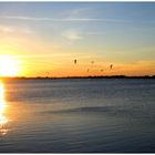 Kitesurfer in der Abenddämmerung