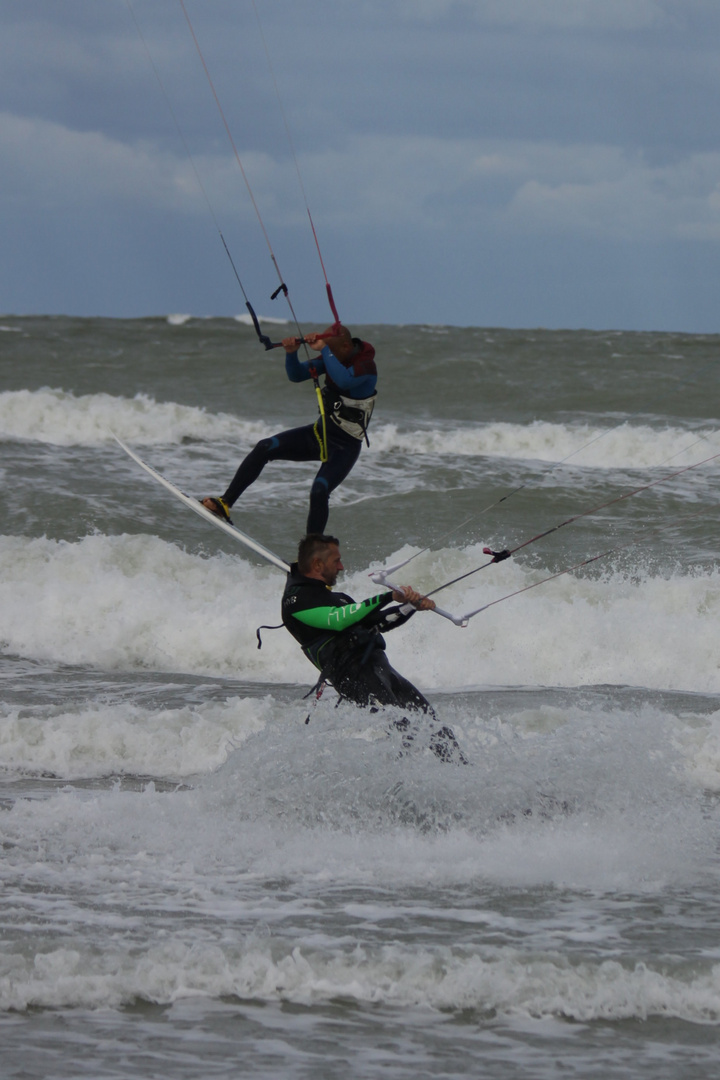  Kitesurfer in der Ostsee (Binz) 