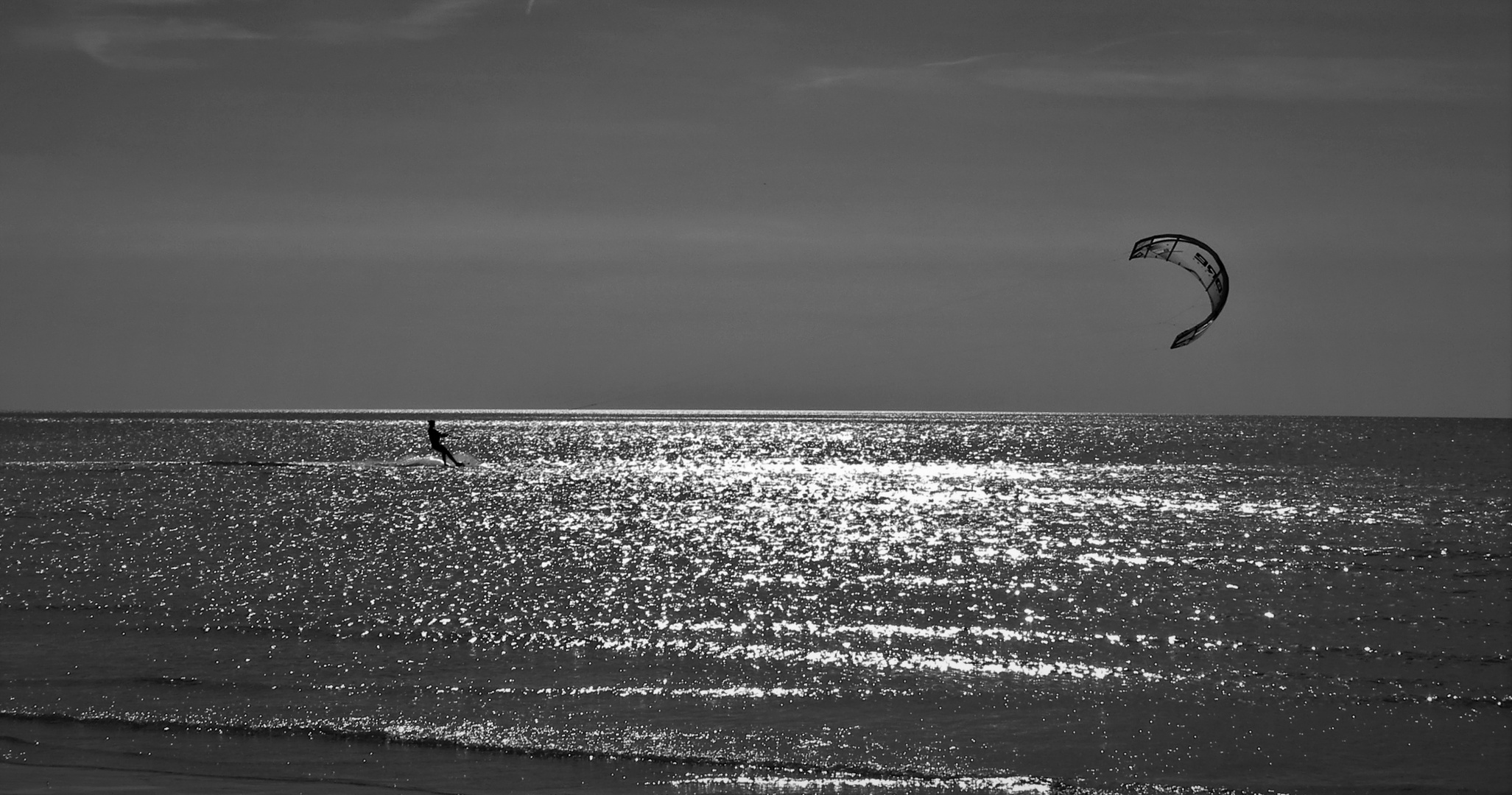 Kitesurfer in s/w