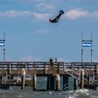 Kitesurfer-Sprung über die Seebrücke in Boltenhagen