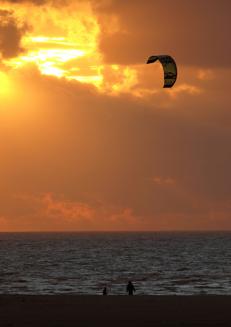 Kitesurfer vor aufziehendem Sturm