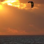 Kitesurfer vor aufziehendem Sturm