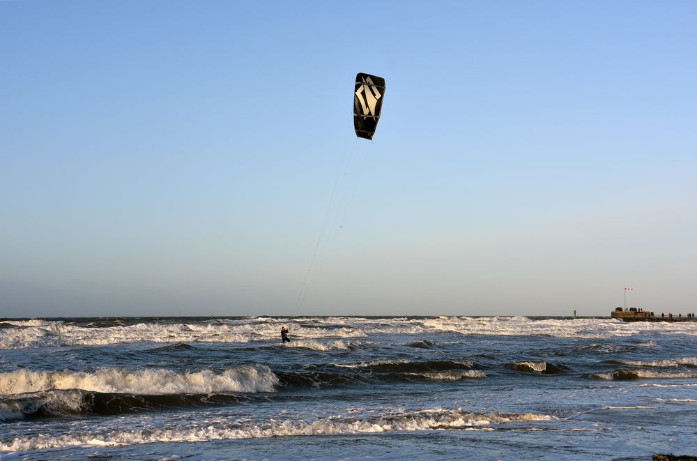 Kitesurfer vor Warnemünde