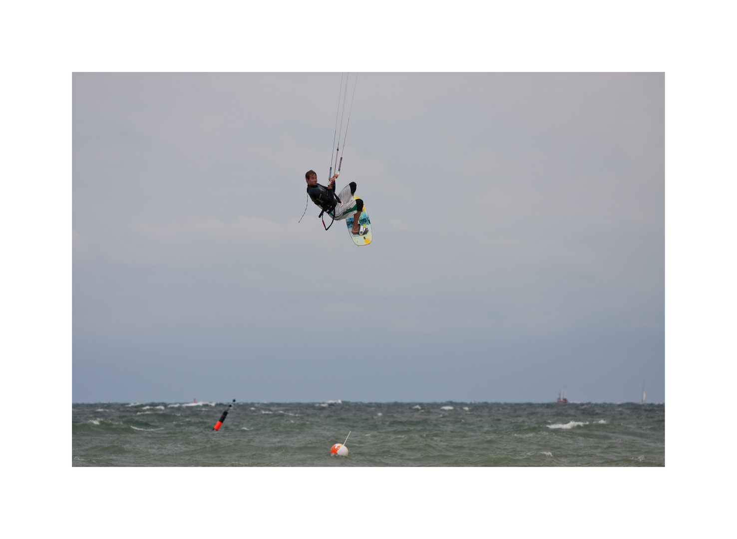 Kitesurfer vor Warnemünde