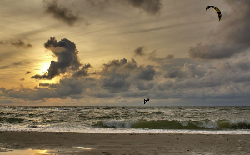 Kitesurfer vor Warnemünde