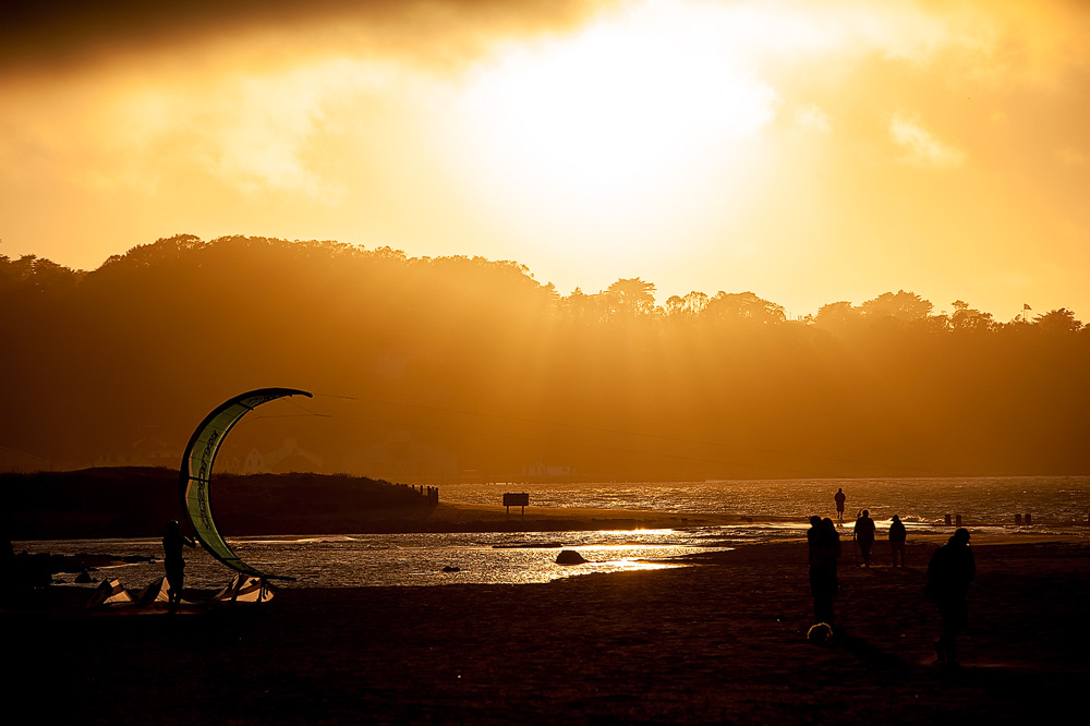 Kitesurfing