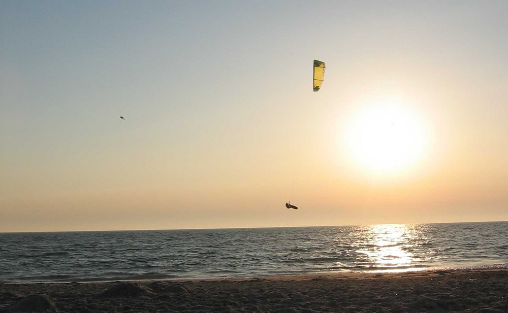 kitesurfing im Sonnenuntergang