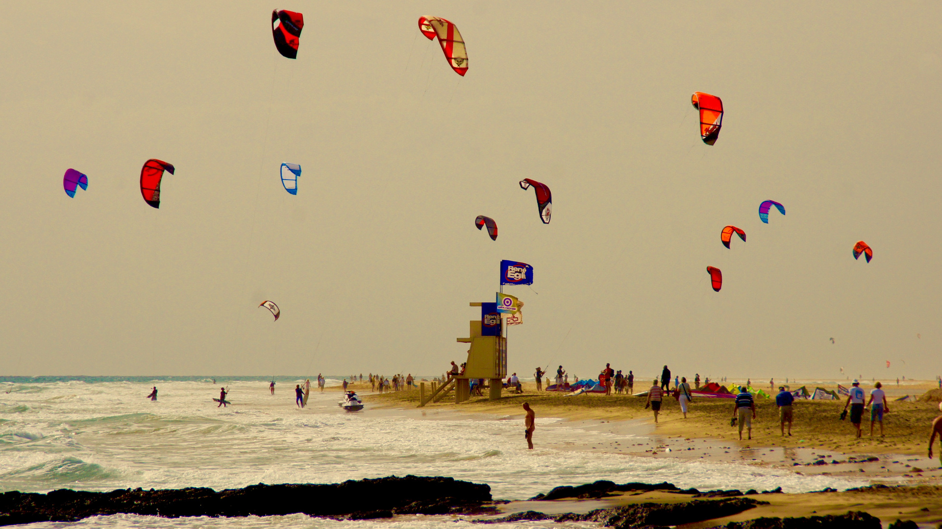 Kitesurfschirme füllen den Himmel an der Playa de La Barca