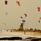 Kitesurfschirme füllen den Himmel an der Playa de La Barca