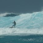 Kitetsurfer in gigantischer Brandung,Maui.