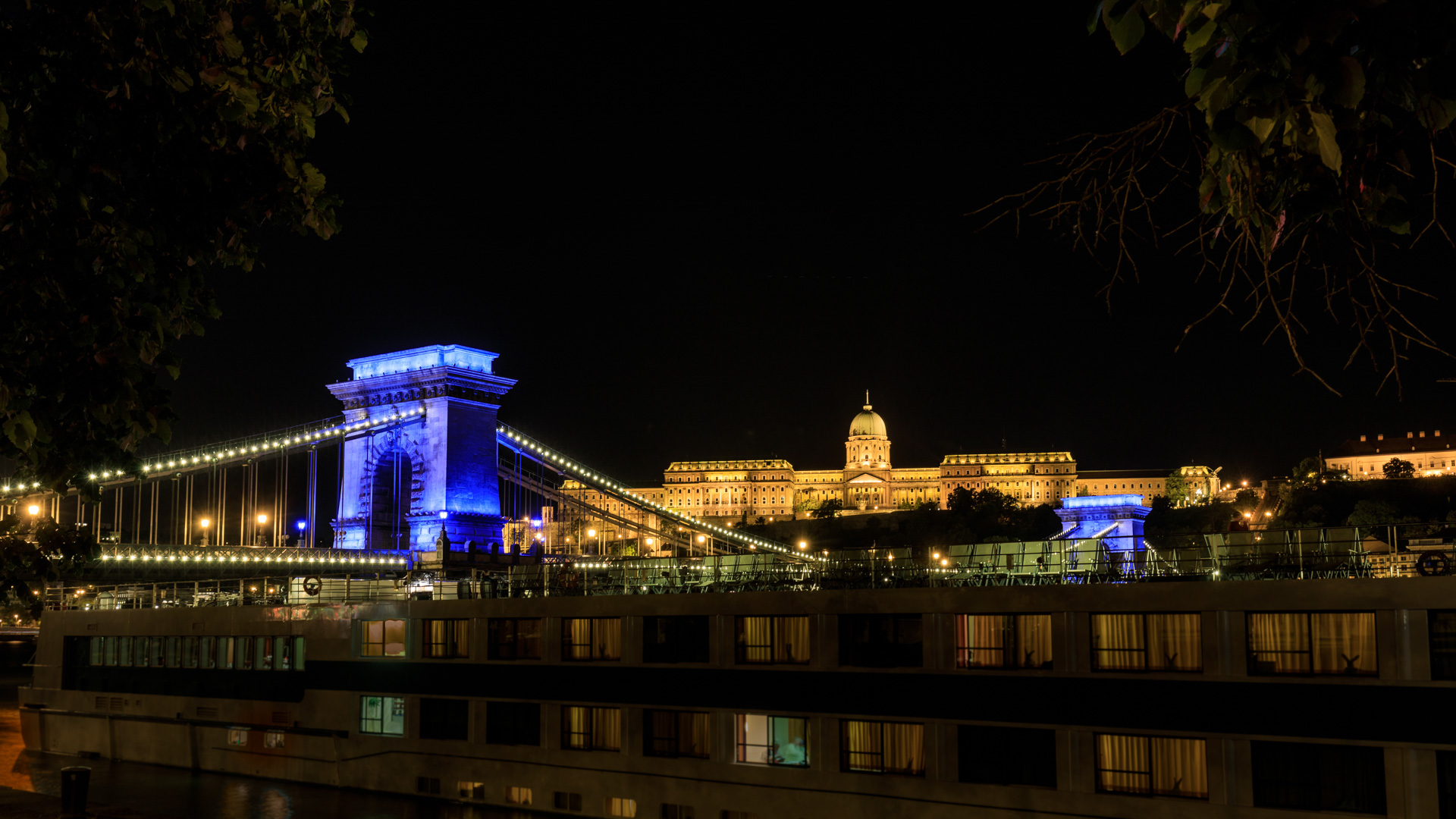 Kitsch? Kettenbrücke und Burgpalast in Budapest bei Nacht 