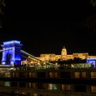 Kitsch? Kettenbrücke und Burgpalast in Budapest bei Nacht 