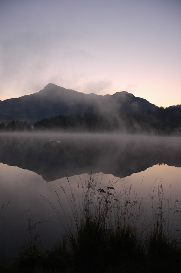 Kitzbühler Horn im Nebel mit Spiegelung im Schwarzsee