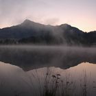 Kitzbühler Horn im Nebel mit Spiegelung im Schwarzsee