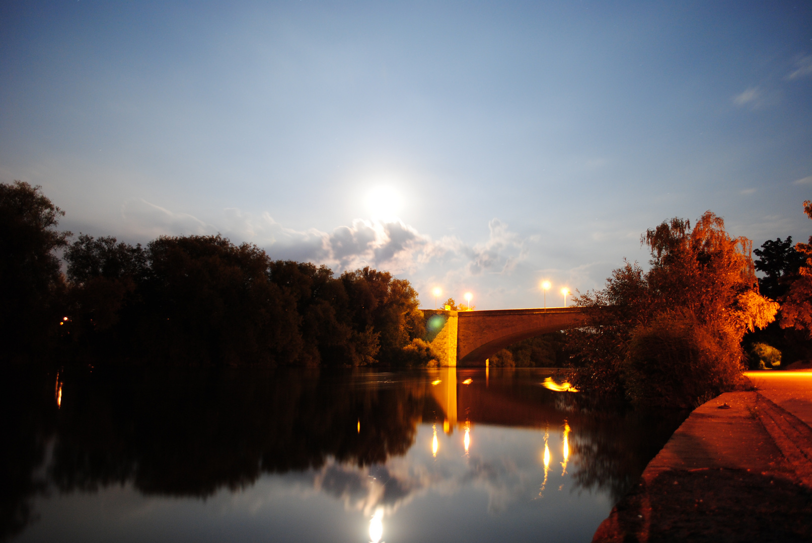 Kitzinger Mainbrücke im Mondschein