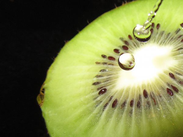 Kiwi und Wasser