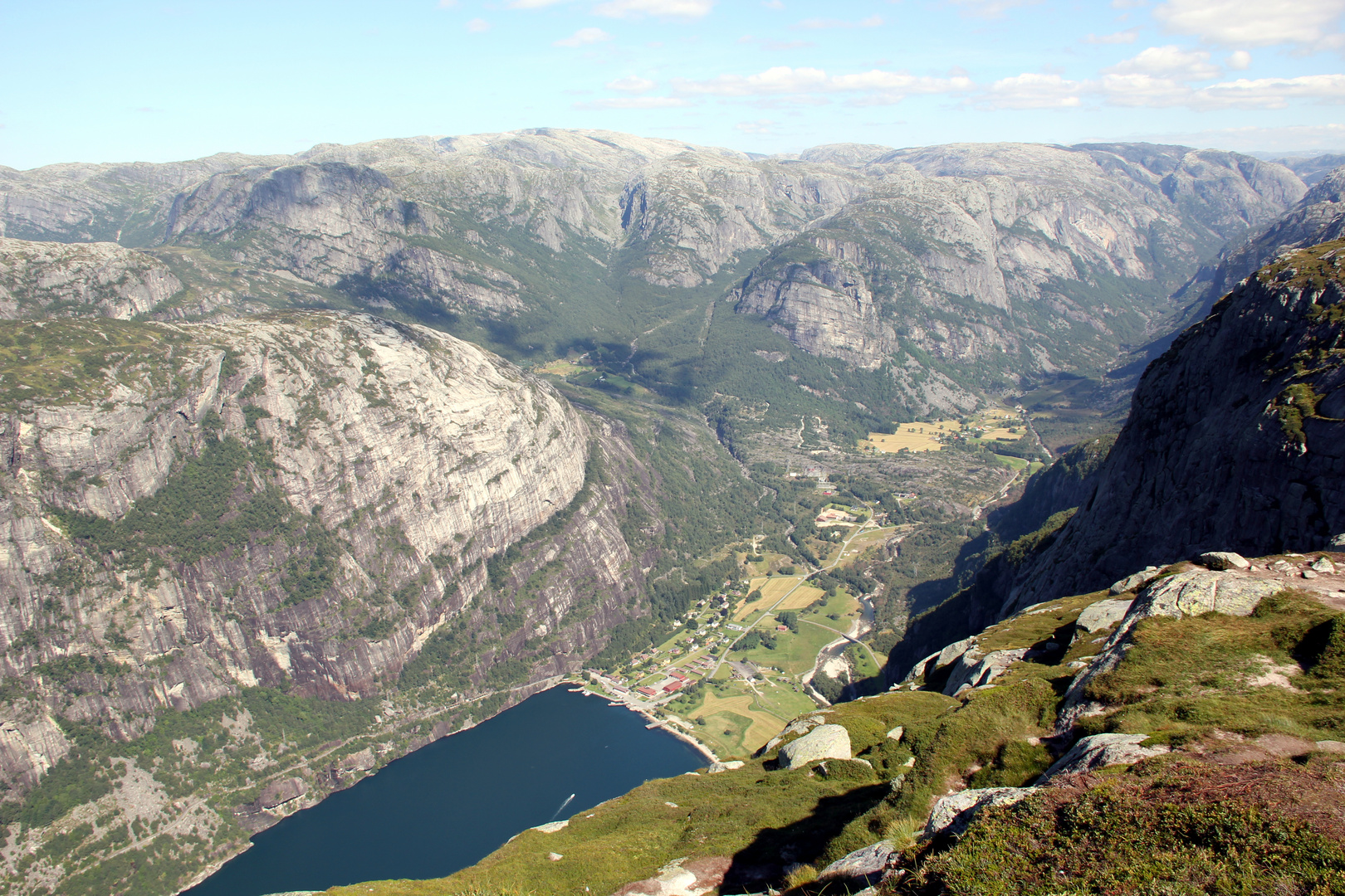 Kjeragwanderung mit Blick auf Lysebotn